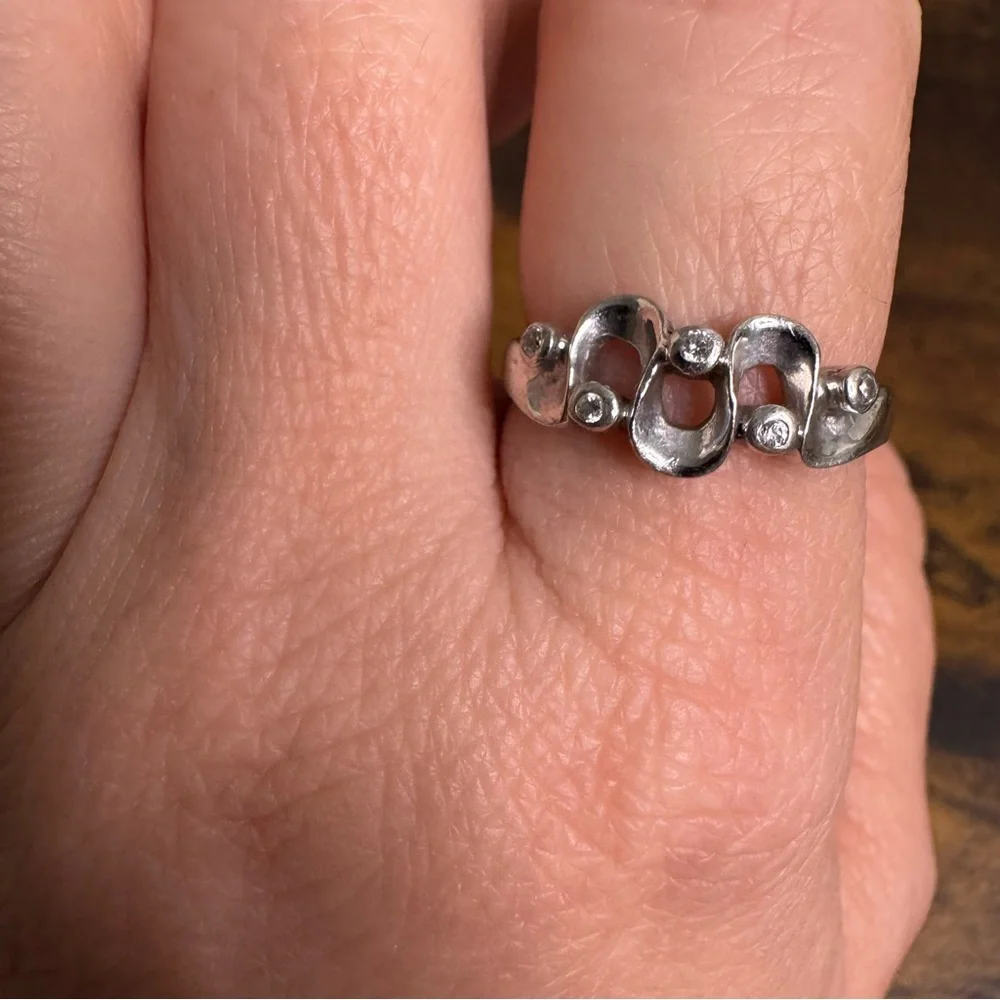 Sterling Silver Wavy Ring with Bezel CZ Stones size 9 Hallmarked 925 - Picture 9 of 12